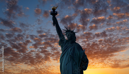 Obraz na plátne The silhouette of Statue of Liberty