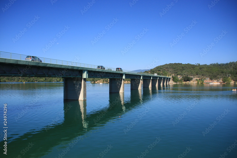 pont sur le lac de Saint Cassien