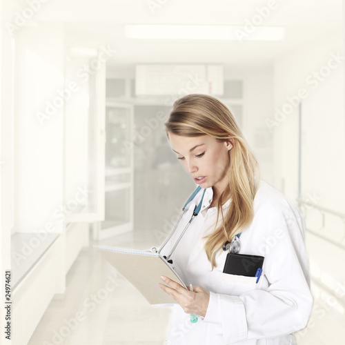 Ärztin in der Notaufnahme © Peter Atkins