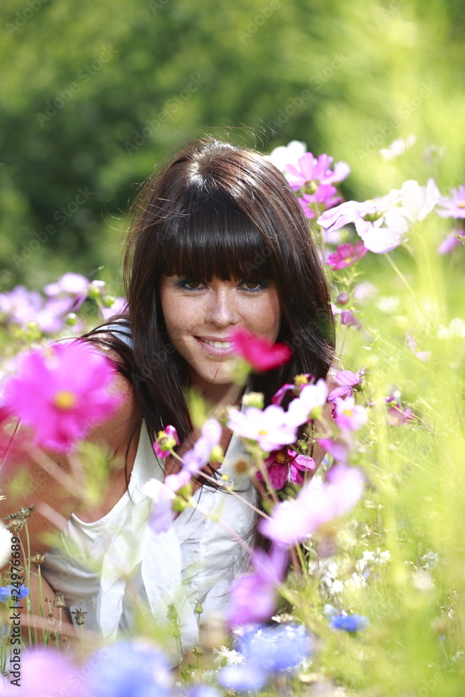 jeune femme dans un champs de fleurs jeune femme dans un champs de fleurs