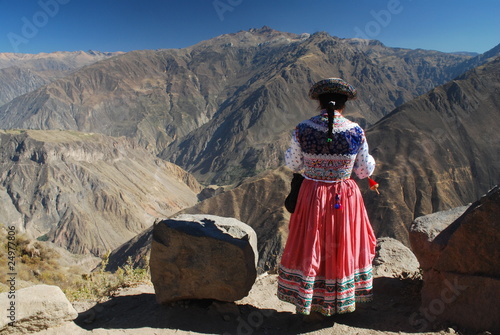 Indienne devant le canyon de Colca, Pérou photo