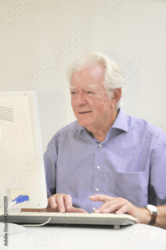 Senior am Computer