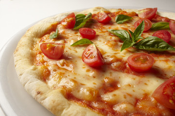 Fototapete Pizzeria Knusprige Pizza mit Käse und Tomaten  © MAURO
