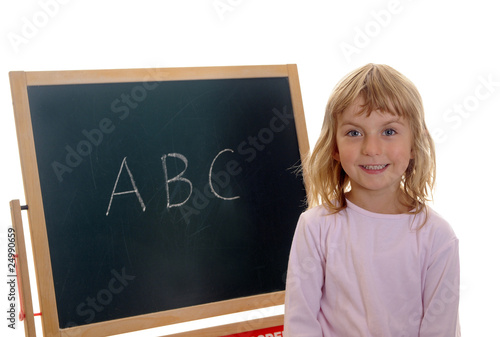 Kleines Mädchen vor Tafel mit ABC