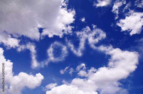 青空に浮かぶLOVEの文字