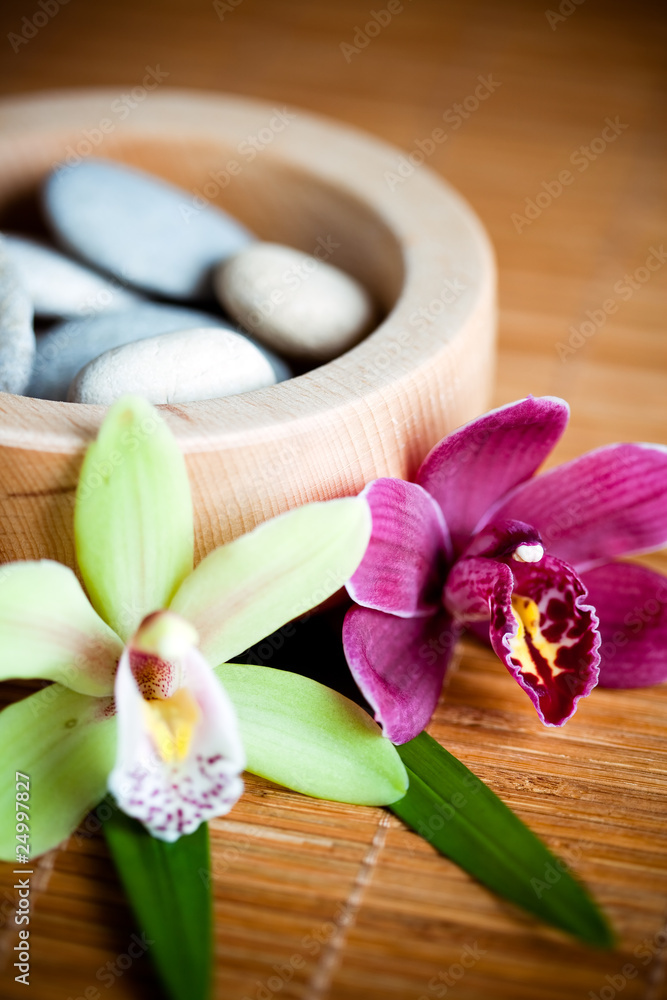 Composition zen - fleurs orchidée et pierres Composition zen - fleurs orchidée et pierres