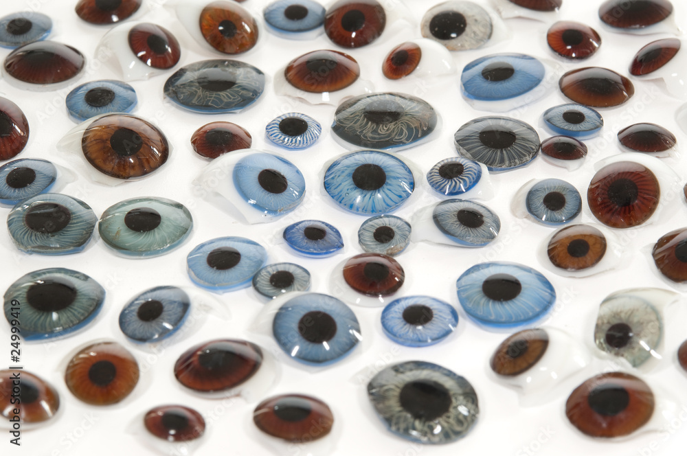 Sammlung ausgebrochener antiker Puppenaugen
