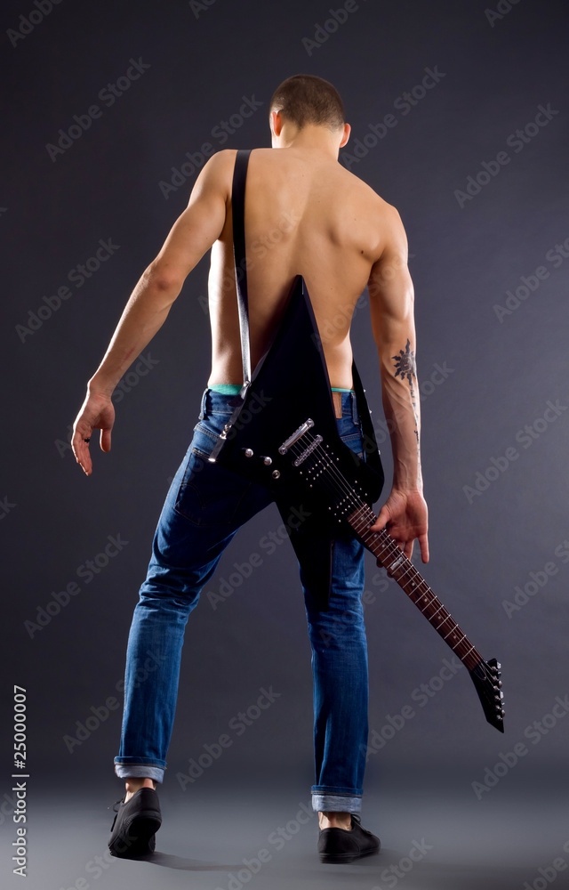 Obraz premium back of a guitarist