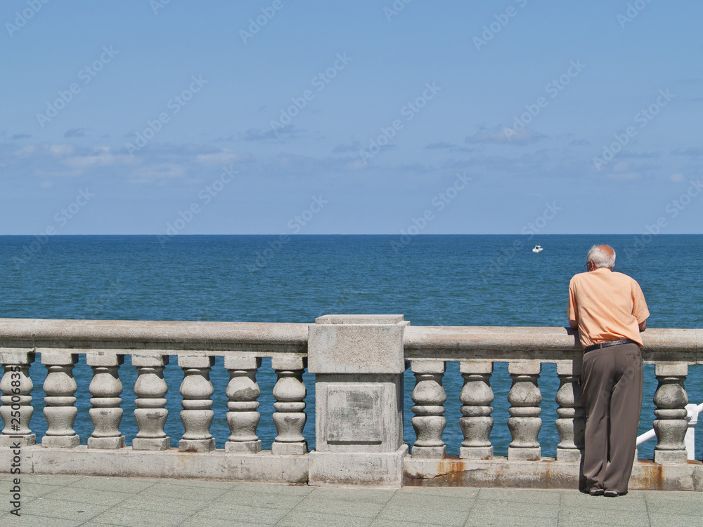 Anciano contemplando el mar