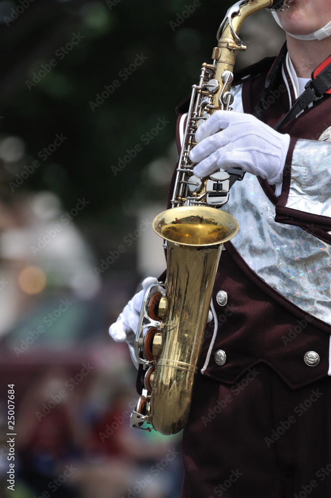 Obraz premium Playing Saxophone in Parade