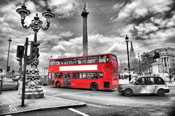 Papier peint photo Rouge, noir, blanc Circulation animée dans Londres  © asaflow