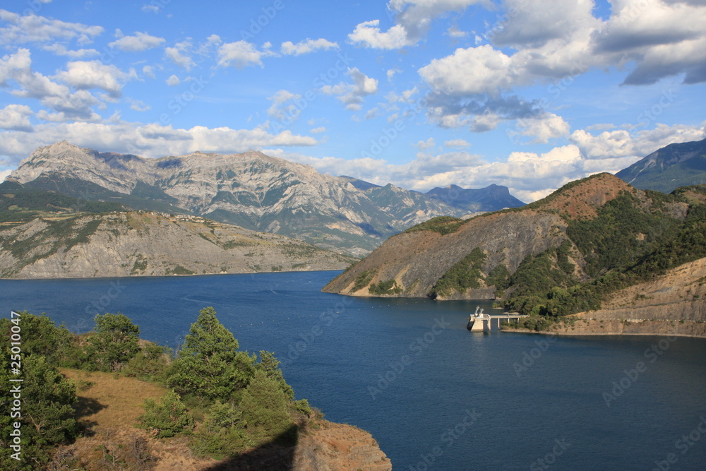 lac de serre ponçon - hautes alpes - france