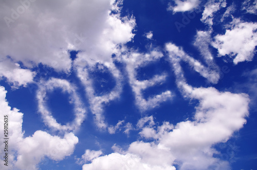 青空に浮かぶOPENの文字