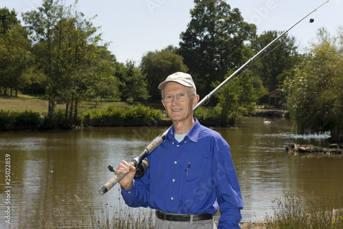 Homme retraité partant à la pêche