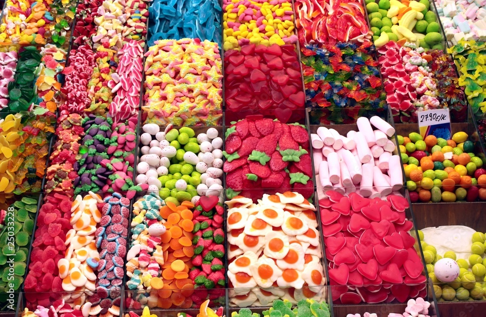 assortiment de bonbons en gélatine sur étalages