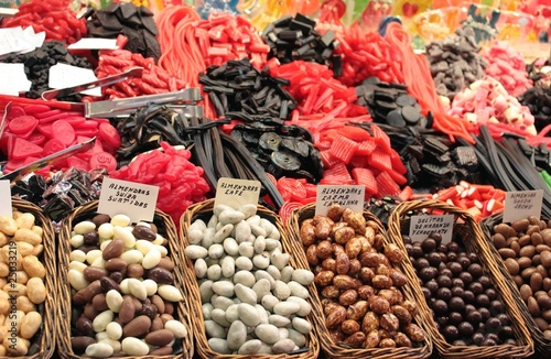 Fotografie assortiment de bonbons sur étalages