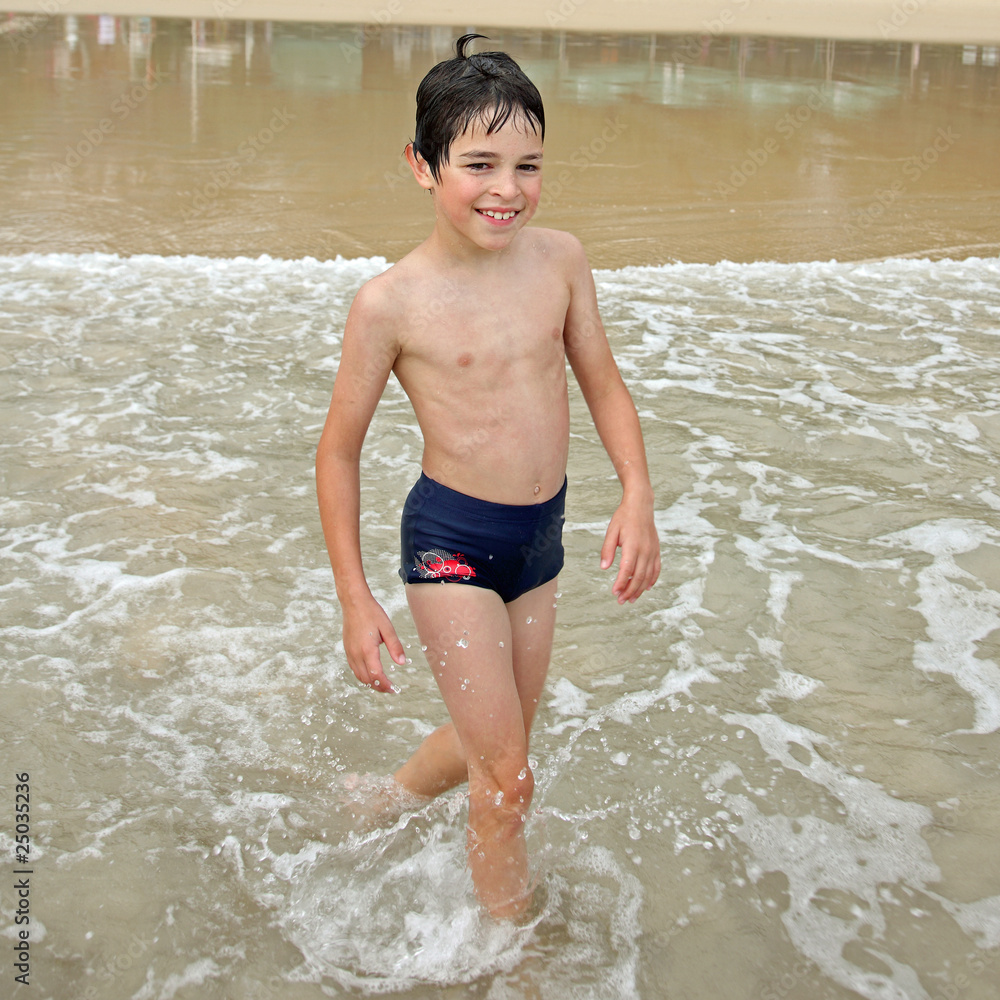Fototapeta premium Enfant se baignant à la plage