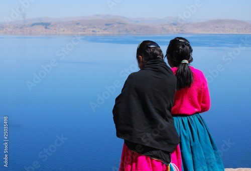 Fillettes devant le lac Titicaca, île Taquile photo