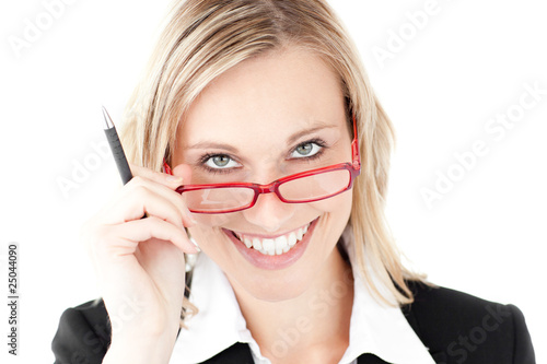 Foto Confident young businesswoman smiling at the camera