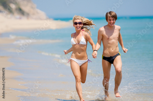 Happy couple running on each © Peter Kirillov