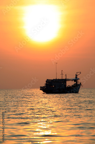 Boat and sun © Valery Shanin