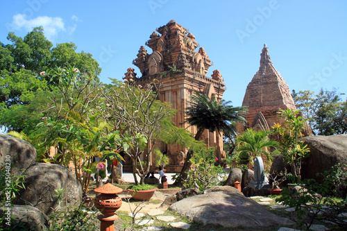 Fotografija Garden and cham towers