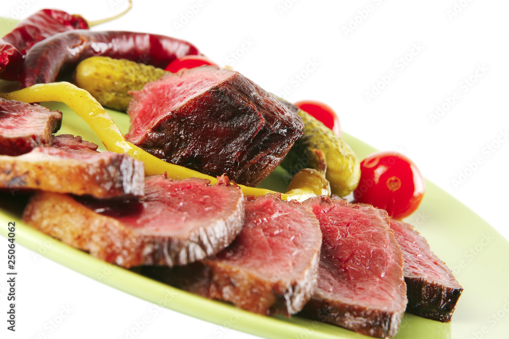 beef slices with pepprs and cucumbers