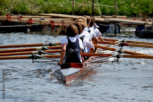 Jugendliche in einem achter Ruderboot photo