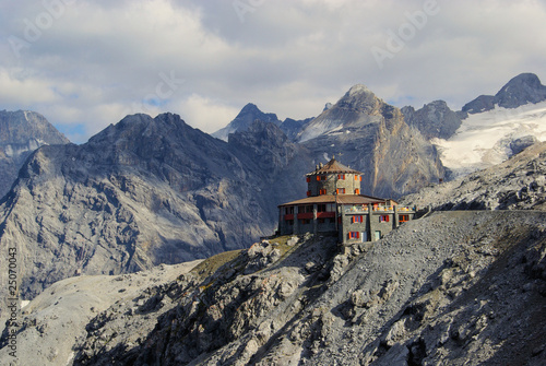 Stilfser Joch Tibet-Hütte - Stelvio Pass Tibet-Hut 01 photo