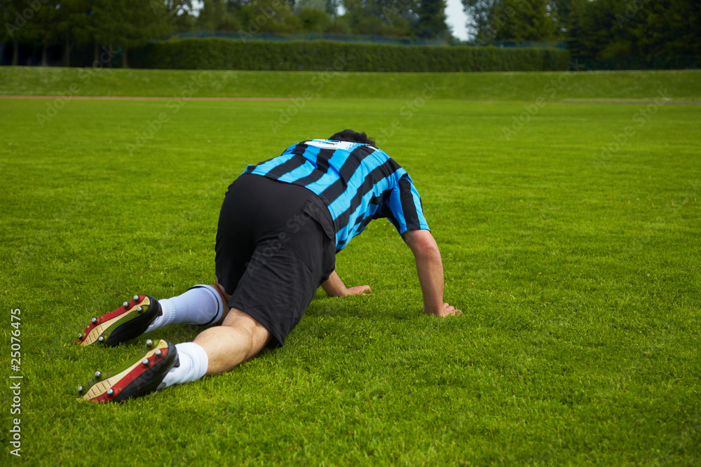 Fußballspieler kriecht auf dem Boden Stock Photo Adobe Stock