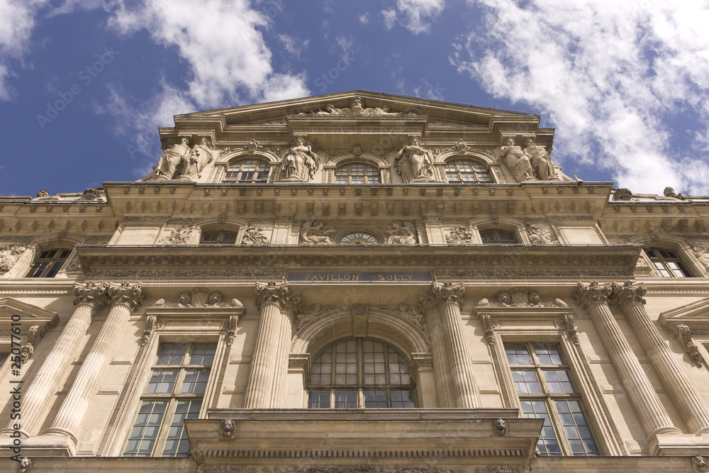 Louvre von unten Froschperspektive