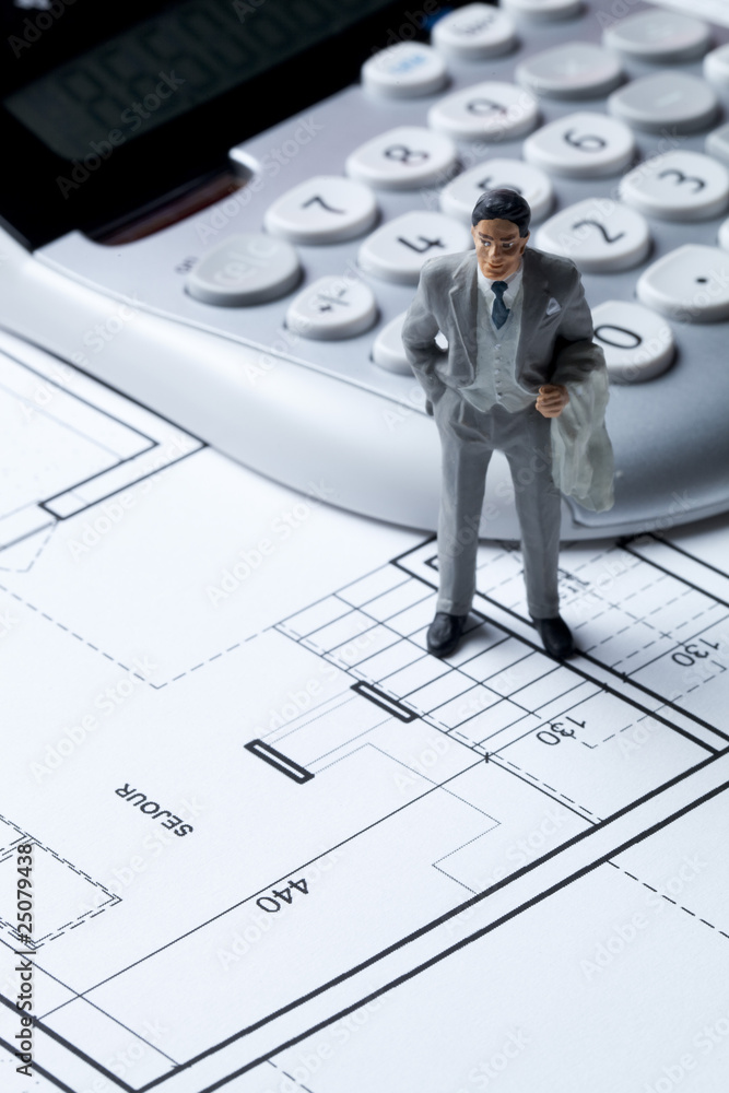 homme d'affaires plan architecte calcul calculatrice
