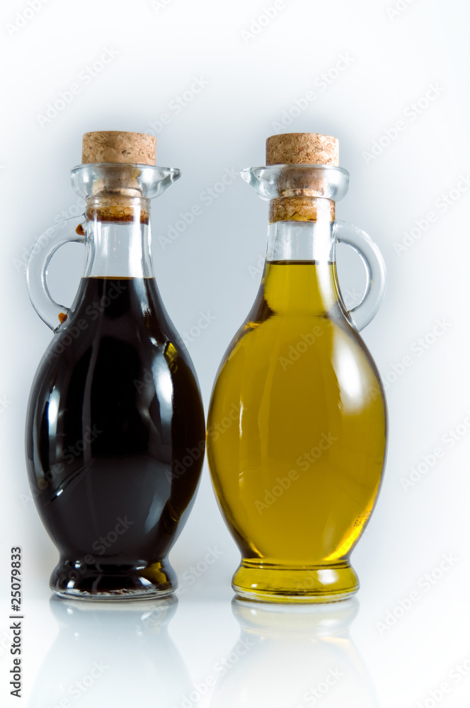 Weinessig und Olivenöl Weinessig und Olivenöl