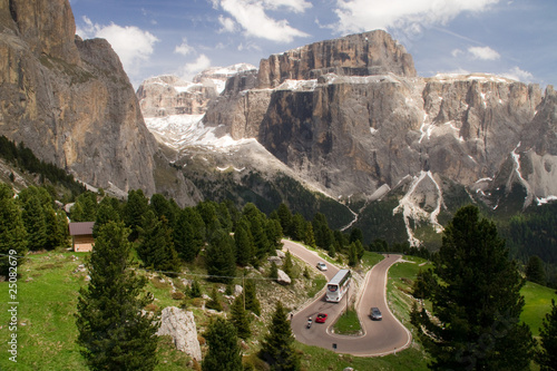 Dolomiten Serpentine Kurve Kehre scharf eng Bus Reisebus