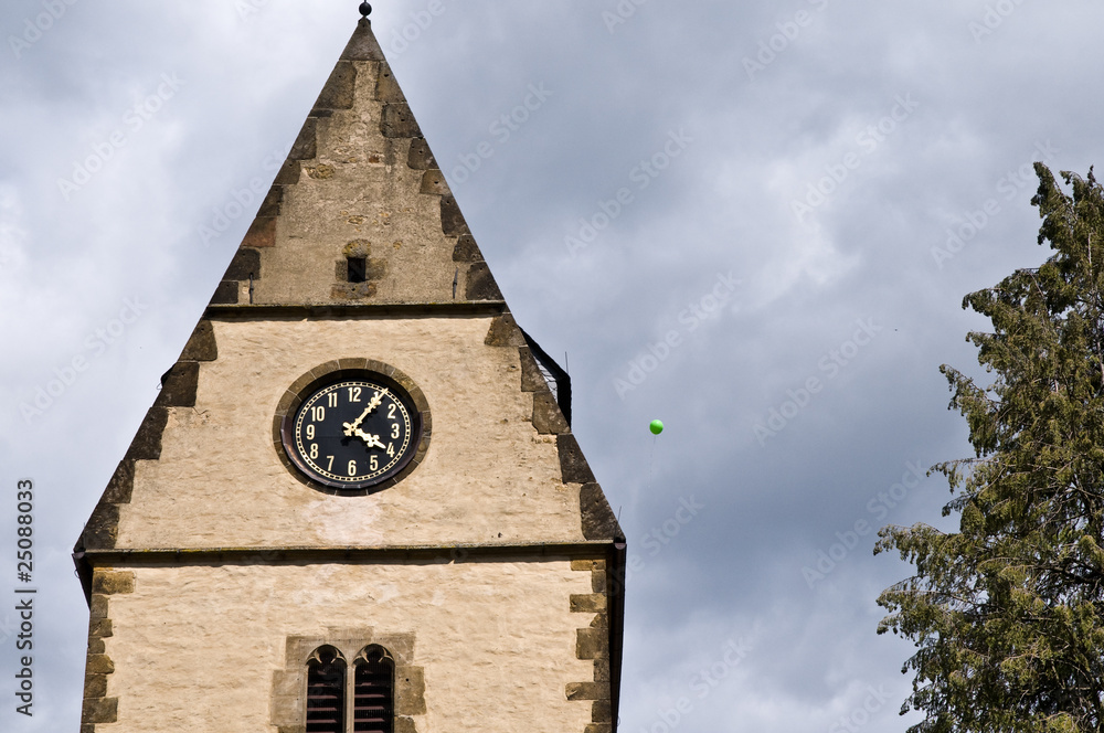 Kirchturm mit einelnen Luftballon