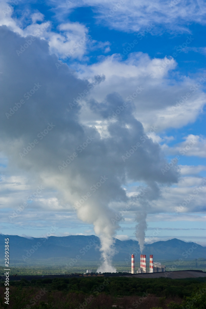 Obraz premium Smoke from electric plant, north of Thailand