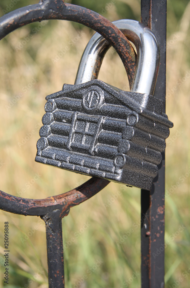 Padlock macro - house defense