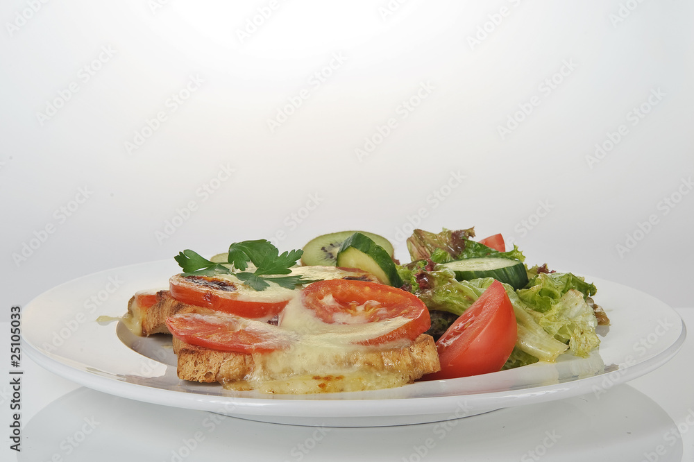 Käsetoast mit salat und Früchten Kiwi und Tomate Käsetoast mit salat und Früchten Kiwi und Tomate