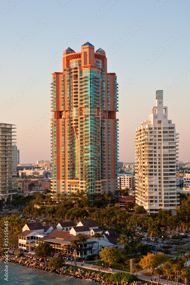 Obraz premium Rose Colored Condo Tower Rising in Morning Light