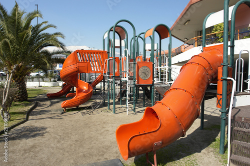 Parque público con juegos infantiles.