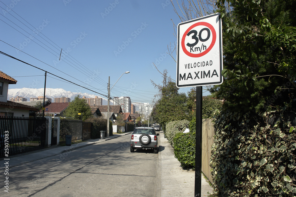 ¡Sorprendente! Velocidad Máxima En Poblado Sin Limitación Visible. - sstnhoq