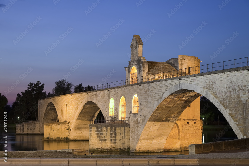 berühmte Brücke vom Avignon beleuchtet