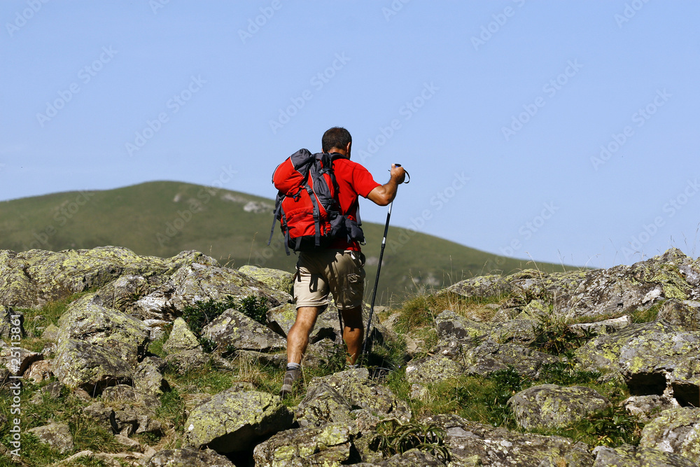 Homme pratiquant la randonnée en montagne