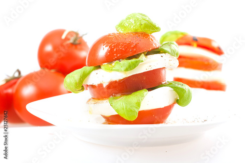 Gestapelter Tomate-Mozzarella