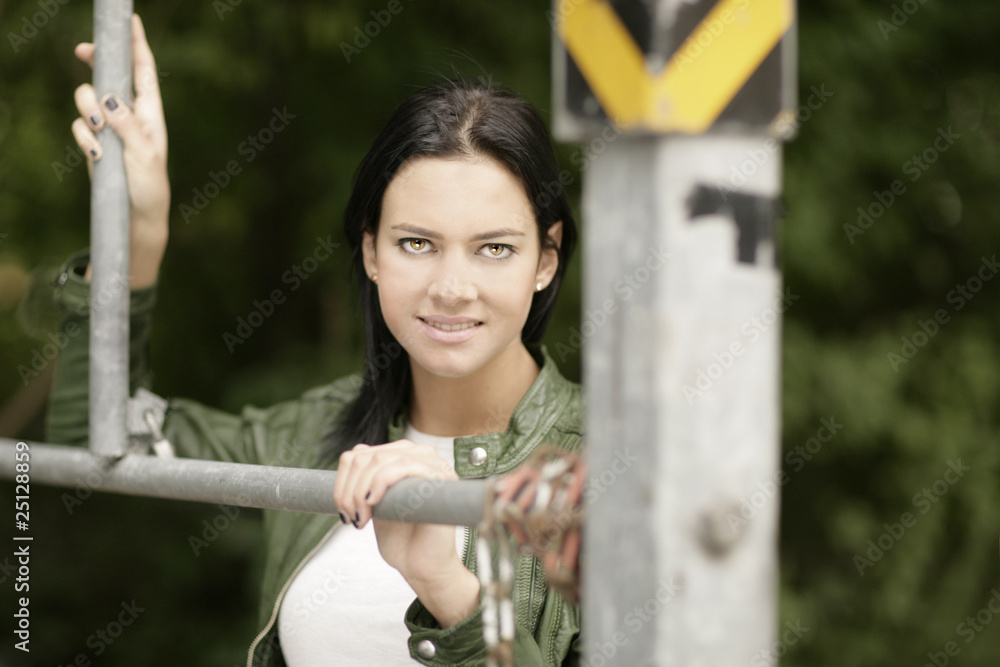 Fototapeta premium Frau am Zaun