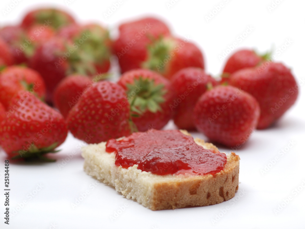 Brot mit Erdbeermarmelade und frischen Erdbeeren Brot mit Erdbeermarmelade und frischen Erdbeeren