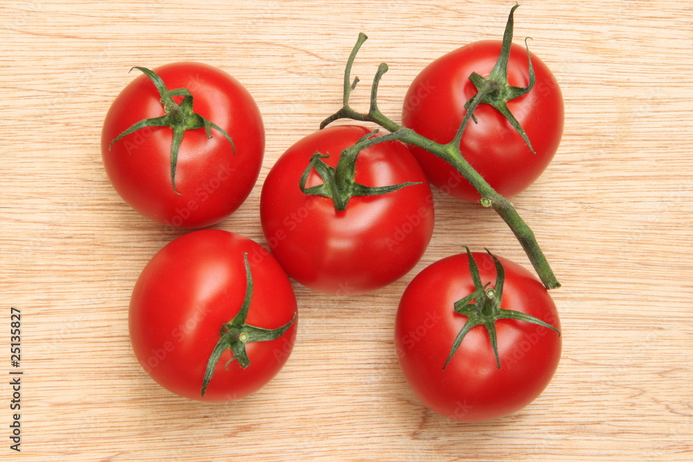 Fünf Tomaten