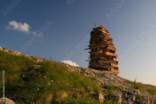 sonnwendfeuer Lagerfeuer johannifeuer holzstapel Berg photo