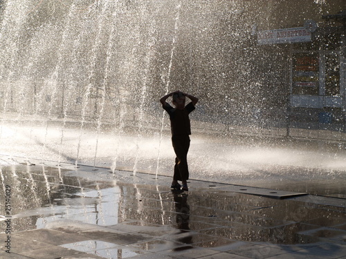 Jugando en la fuente 06