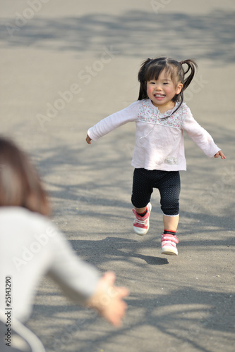 母親に駆け寄る女の子 Stock 写真 Adobe Stock 母親に駆け寄る女の子 Stock 写真 Adobe Stock